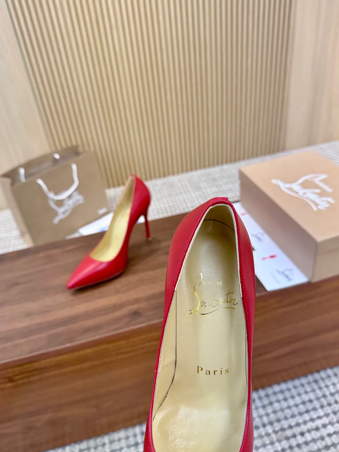 💕💕Factory direct selling price p440💕💕 Genuine leather sole +40 shipped all year round💝Christian Louboutin CL👠 "Imported cow patent leather💎Side hollow series" noble and luxurious, real blingbling👟👟 real materials, all customized by the pattern maker, and the materials are made of original customized materials to achieve the taste of the original 5 color options💍 Upper: Imported 👉cow patent leather💪 Lining: Sheepskin foot pad/lining Size: 34-40.41.42 Heel height: two options: 10.5cm and 8.5cm
